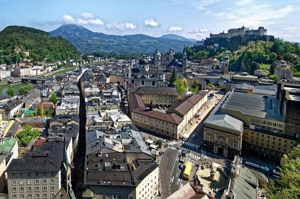 zračni pogled na mesto z zgradbami