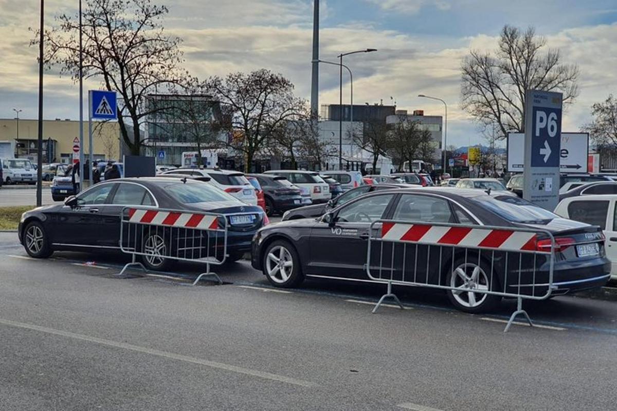 Tveir bílar eru lagðir við bensínstöð