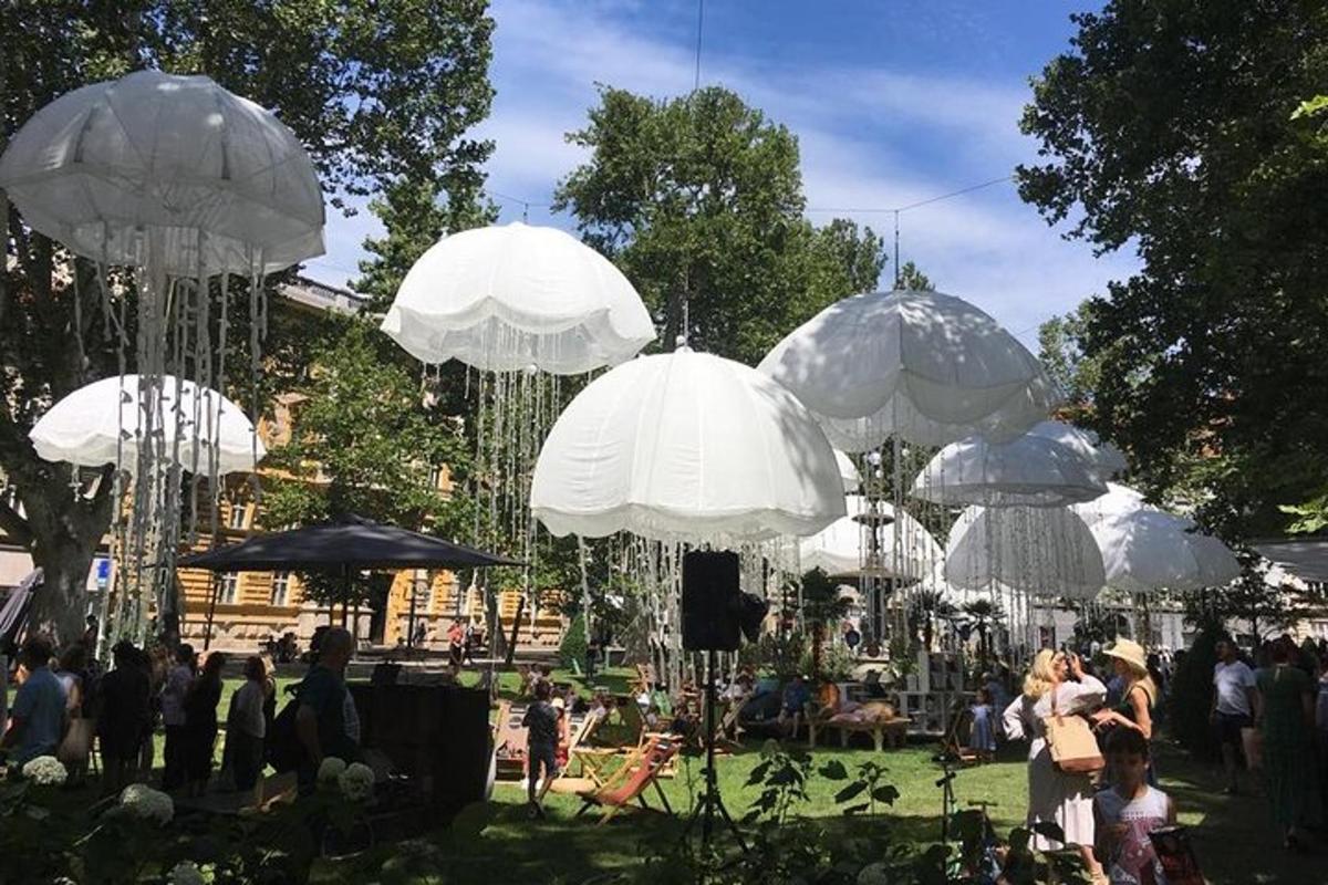Un grupo de sombrillas blancas en un parque.