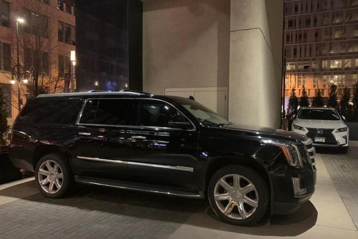 černé SUV zaparkované v budově