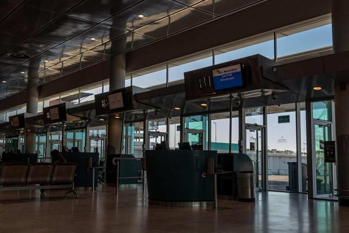 un terminal aeroportuale con sedie, tavoli e finestre