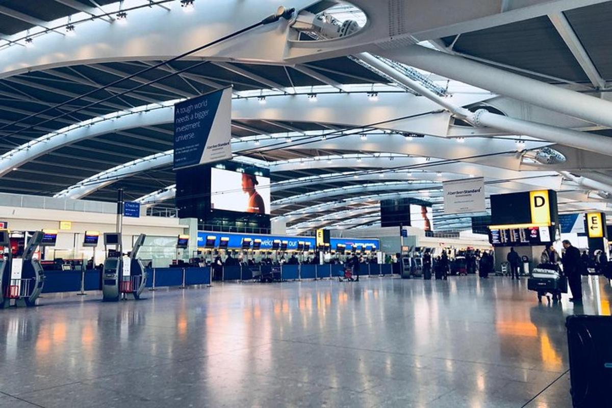 un terminal dell'aeroporto con persone in attesa dei loro bagagli