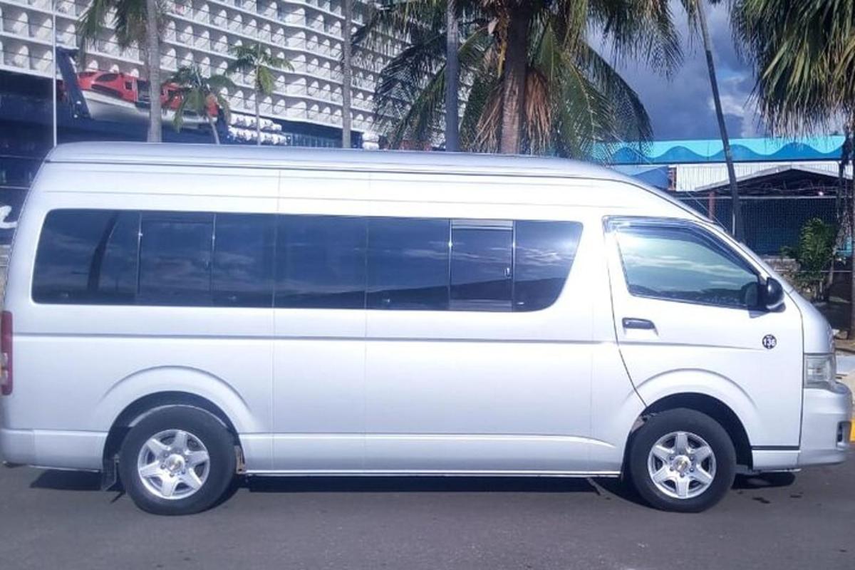 sebuah van putih diletakkan di tempat letak kereta