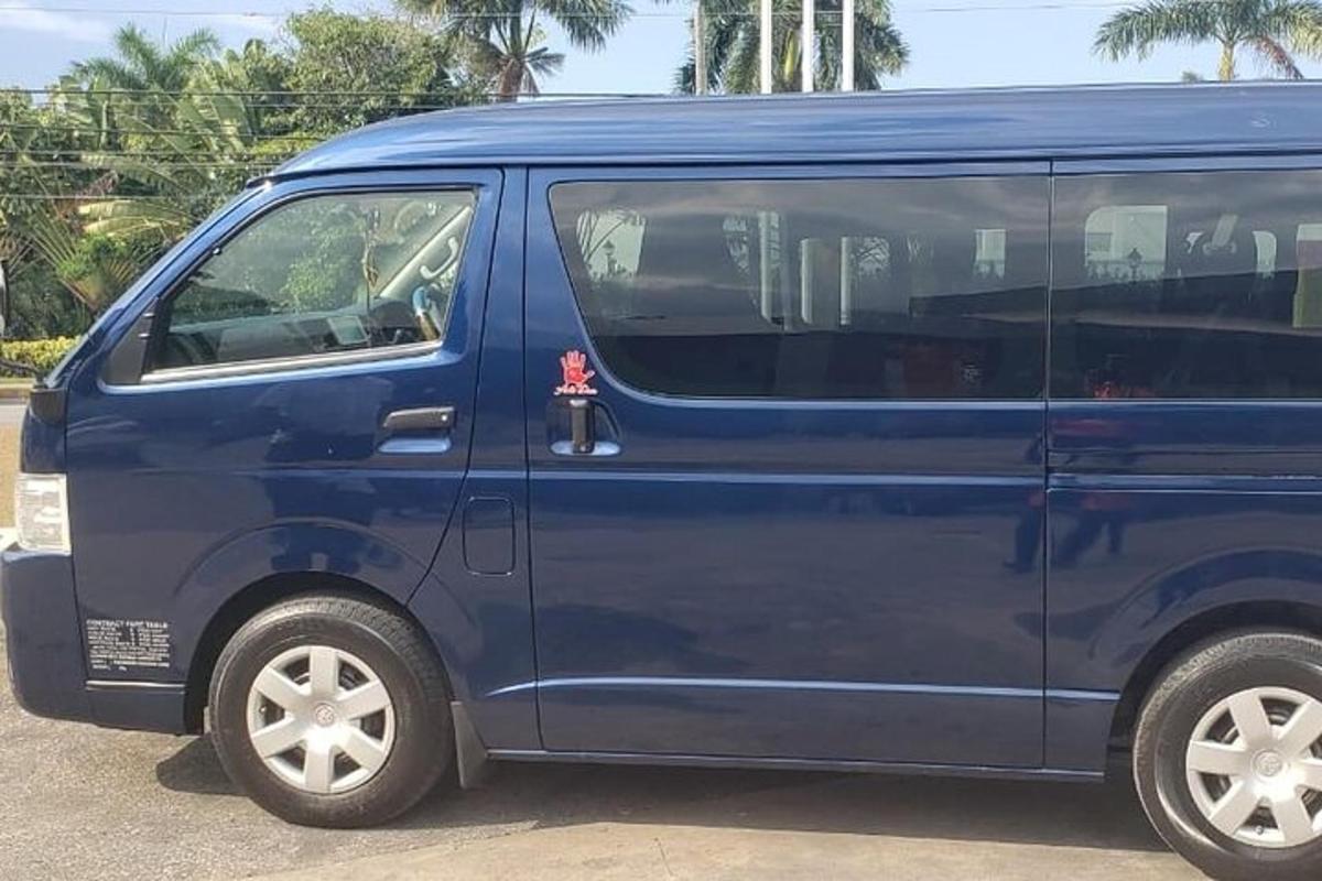 otoparkta park edilmiş mavi bir minibüs