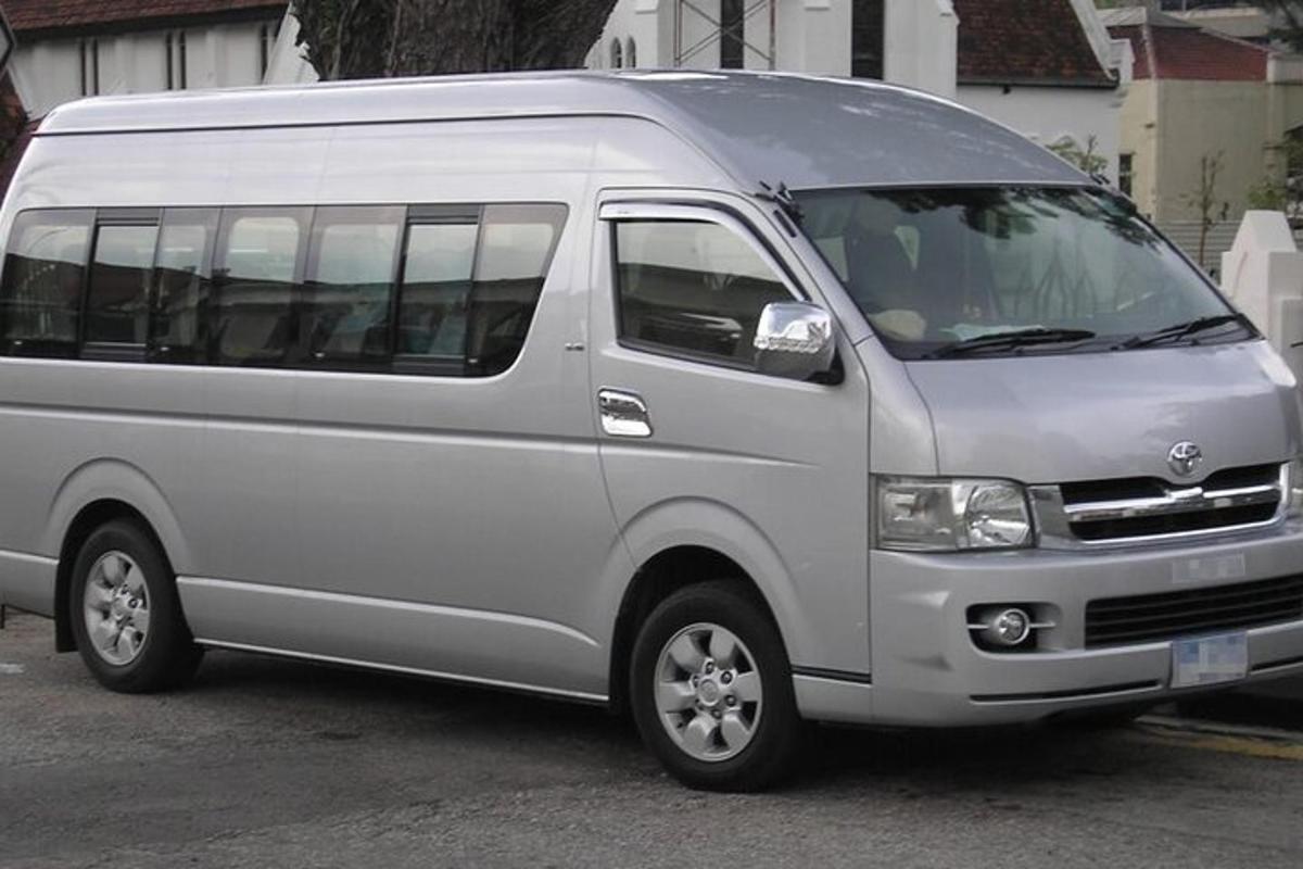 sebuah van perak diletakkan di tempat letak kereta