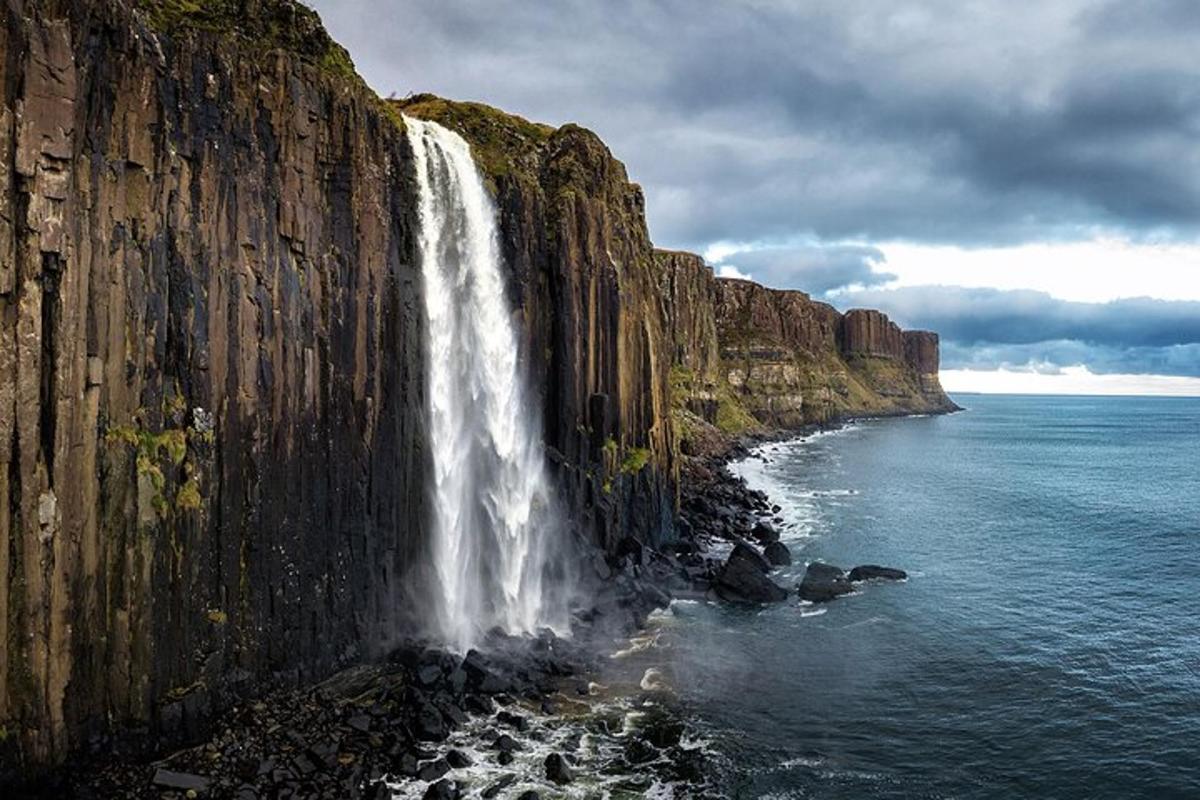 una cascata sul fianco di una scogliera vicino all'oceano