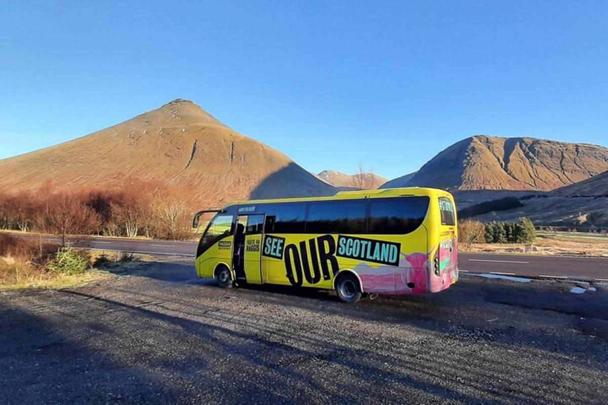 un autobus giallo parcheggiato sul ciglio di una strada