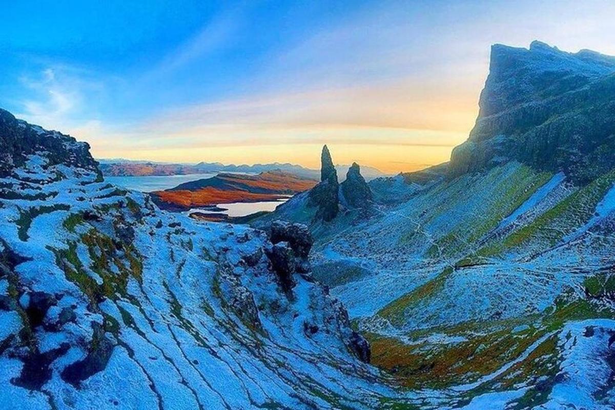 una vista aerea di una montagna innevata con un lago