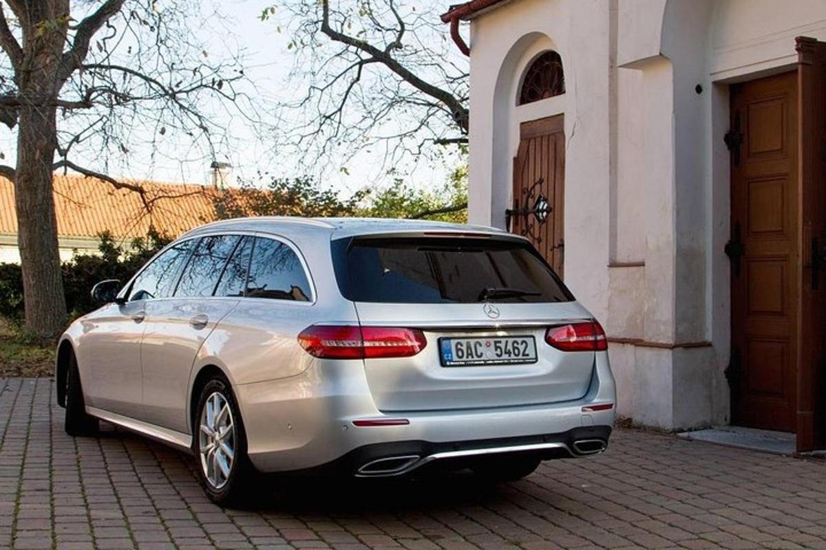 ένα ασημένιο αυτοκίνητο παρκαρισμένο μπροστά από ένα κτίριο