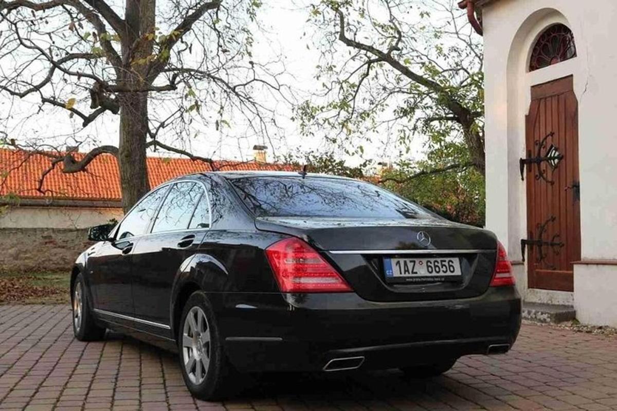 ένα μαύρο αυτοκίνητο παρκαρισμένο μπροστά από ένα σπίτι