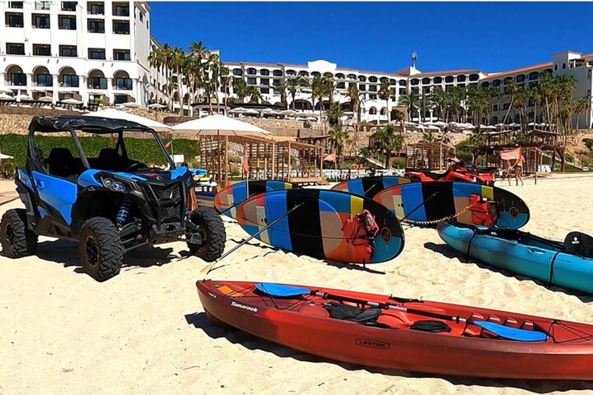 un golf cart e un kayak sulla spiaggia