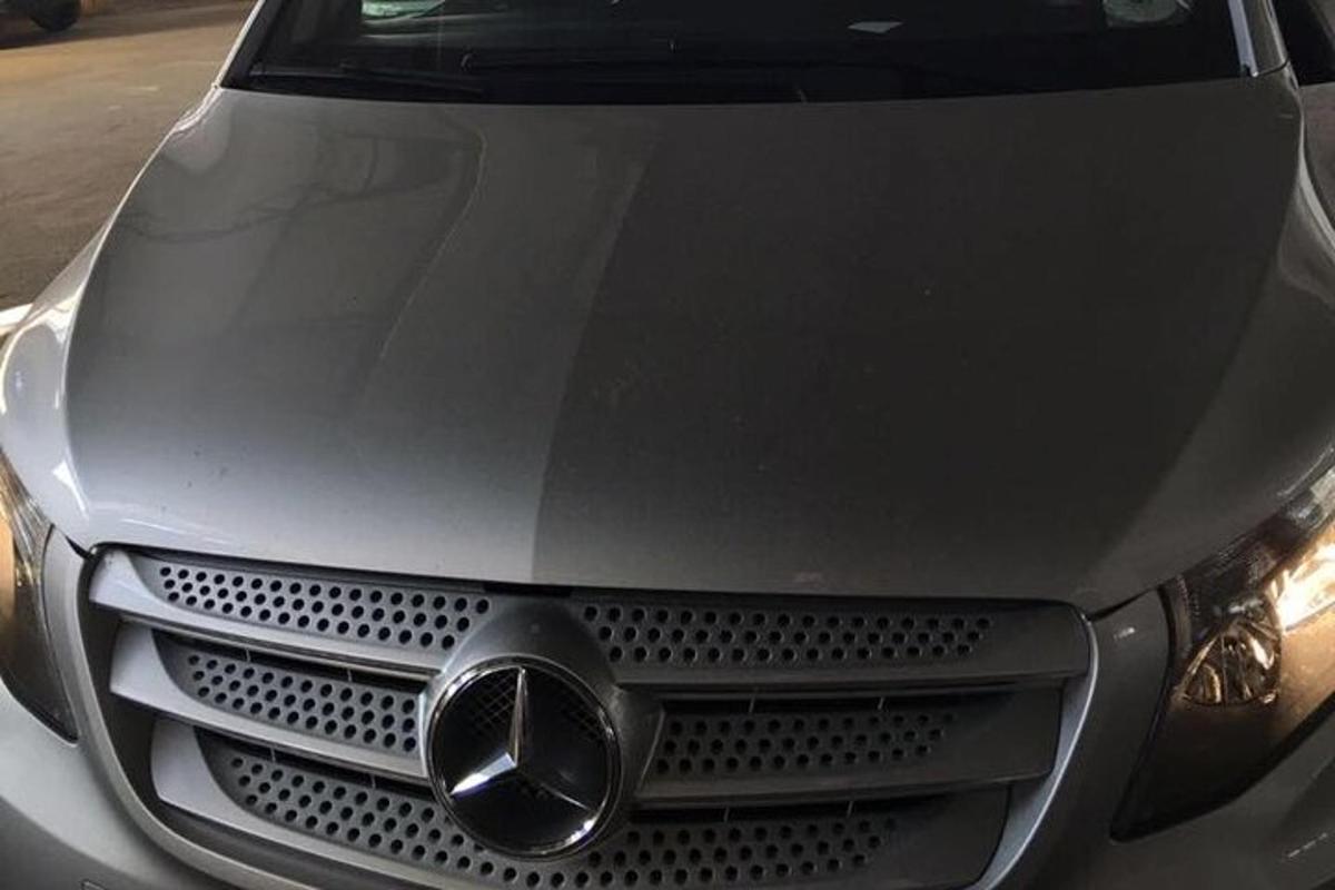 detailní záběr na přední část auta