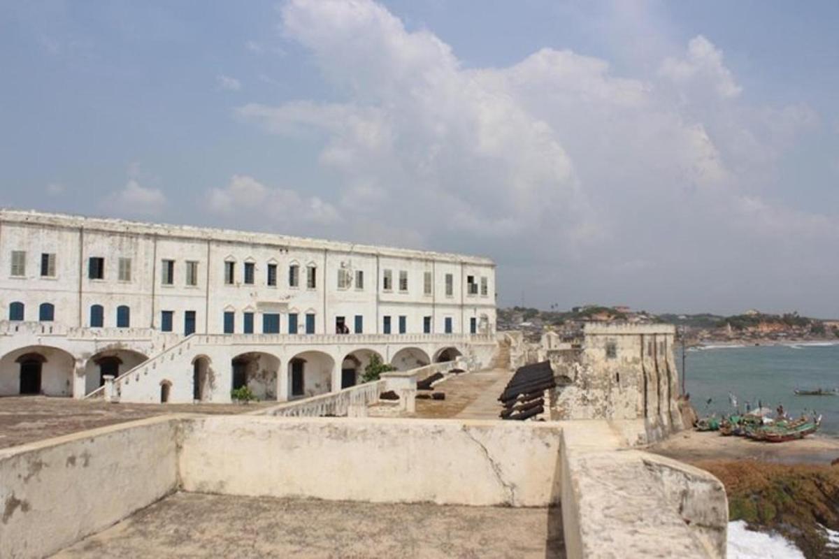 ένα μεγάλο λευκό κτίριο δίπλα σε ένα υδάτινο σώμα