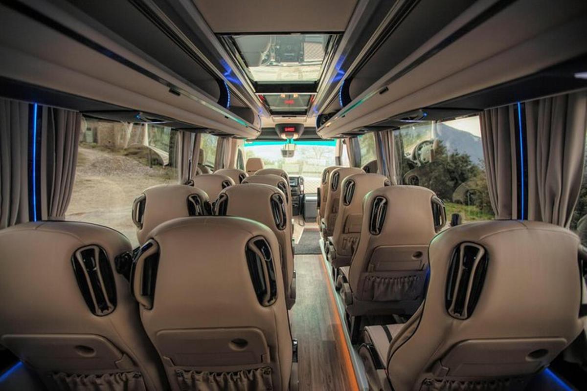 una fila di posti vuoti su un autobus