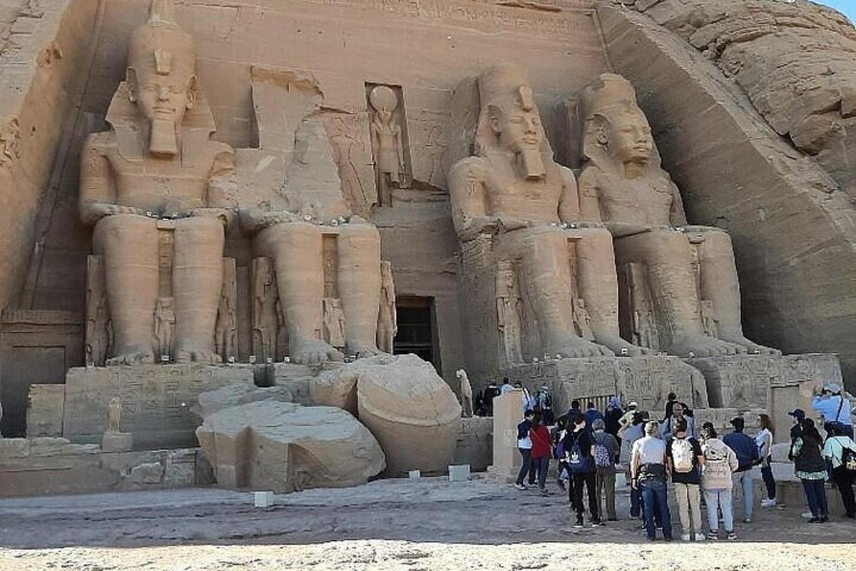 a group of people standing in front of thearaohs