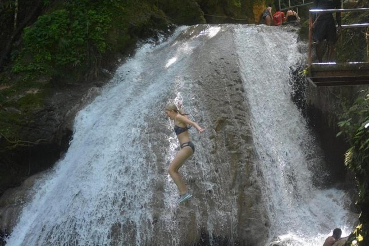 seorang wanita berbikini melompat ke air terjun