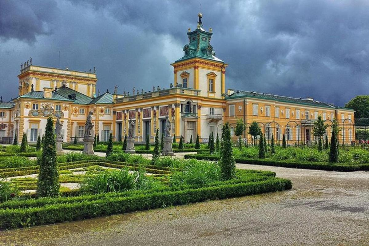 velká budova s hodinovou věží na vrcholu