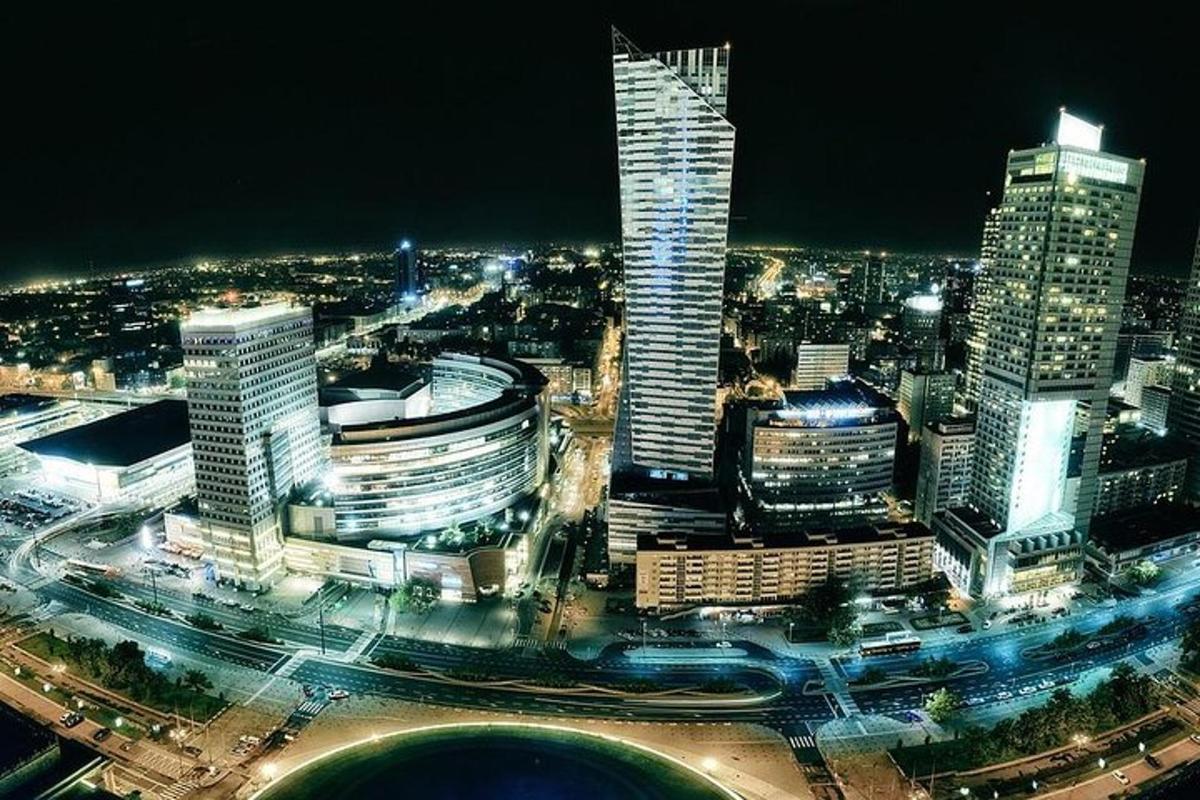 noční pohled na město s vysokými budovami