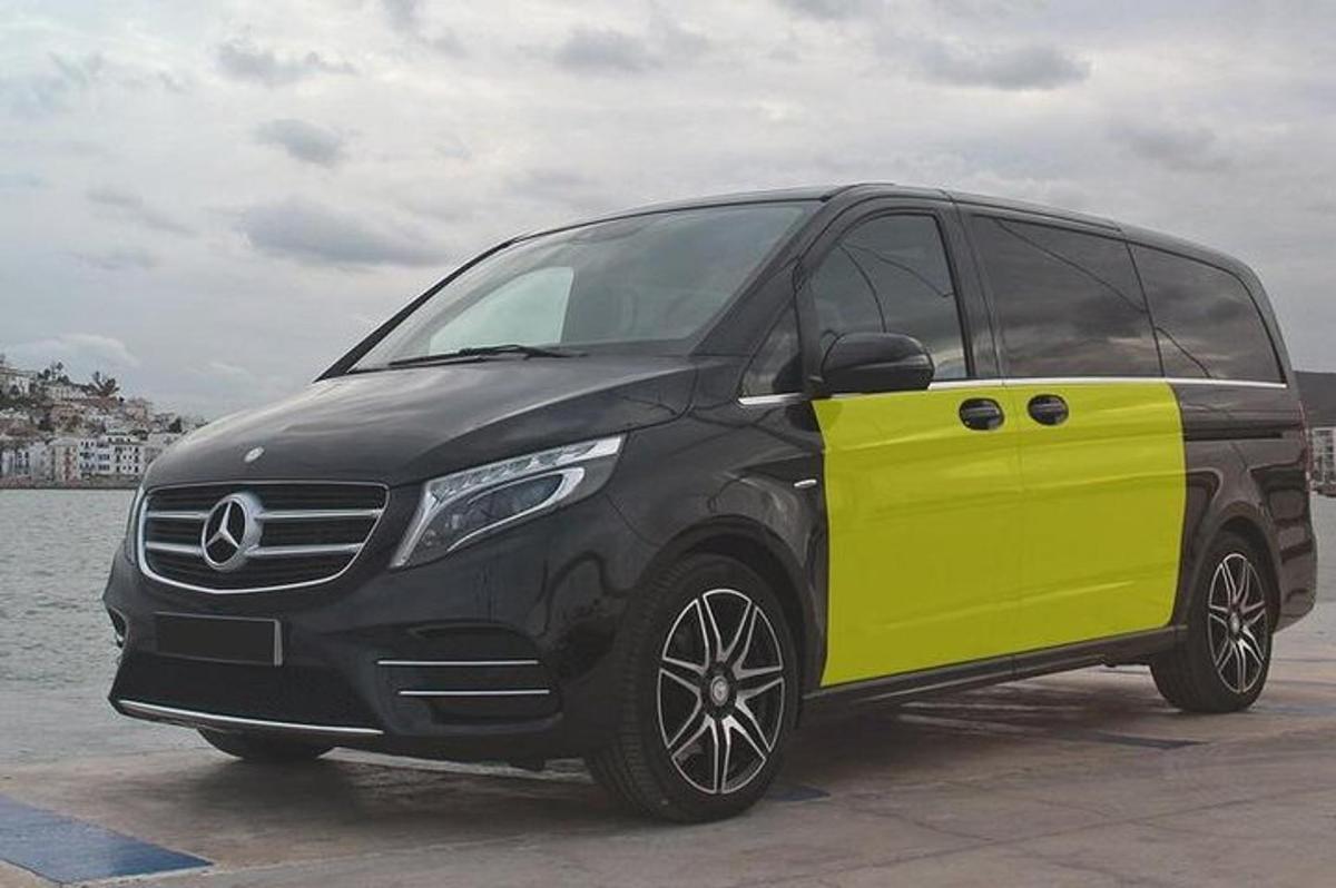 roheline ja must auto kollase uksega