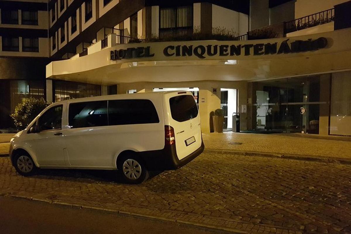 egy fehér furgon parkolt egy épület előtt