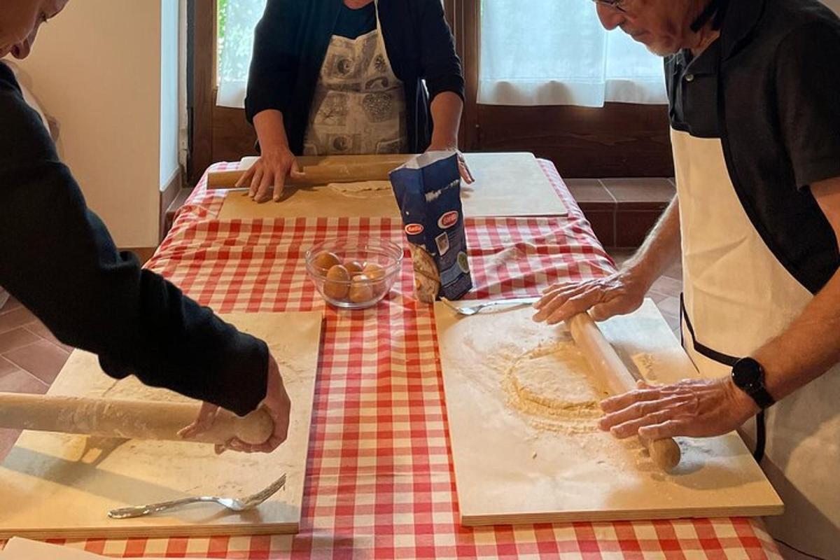 un gruppo di persone in piedi attorno a un tavolo che prepara il cibo