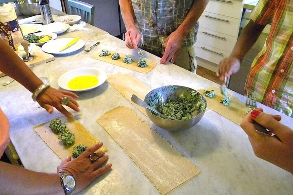 un gruppo di persone che preparano il cibo sul bancone della cucina