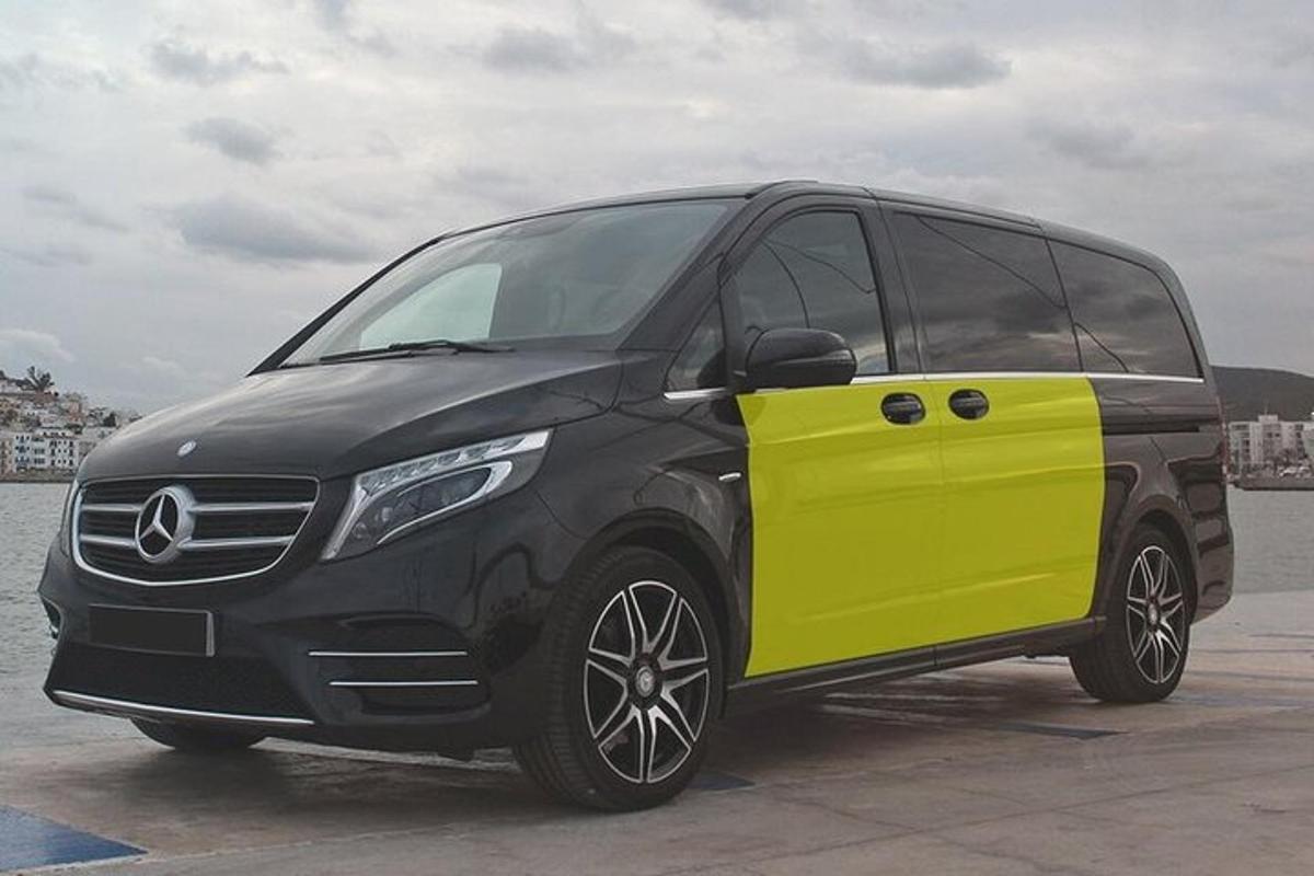 um carro verde e preto com uma porta amarela