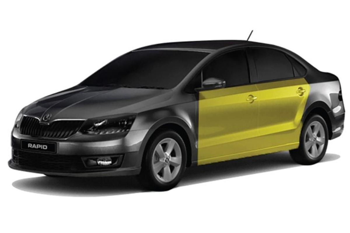 um pequeno carro preto e amarelo em um fundo branco
