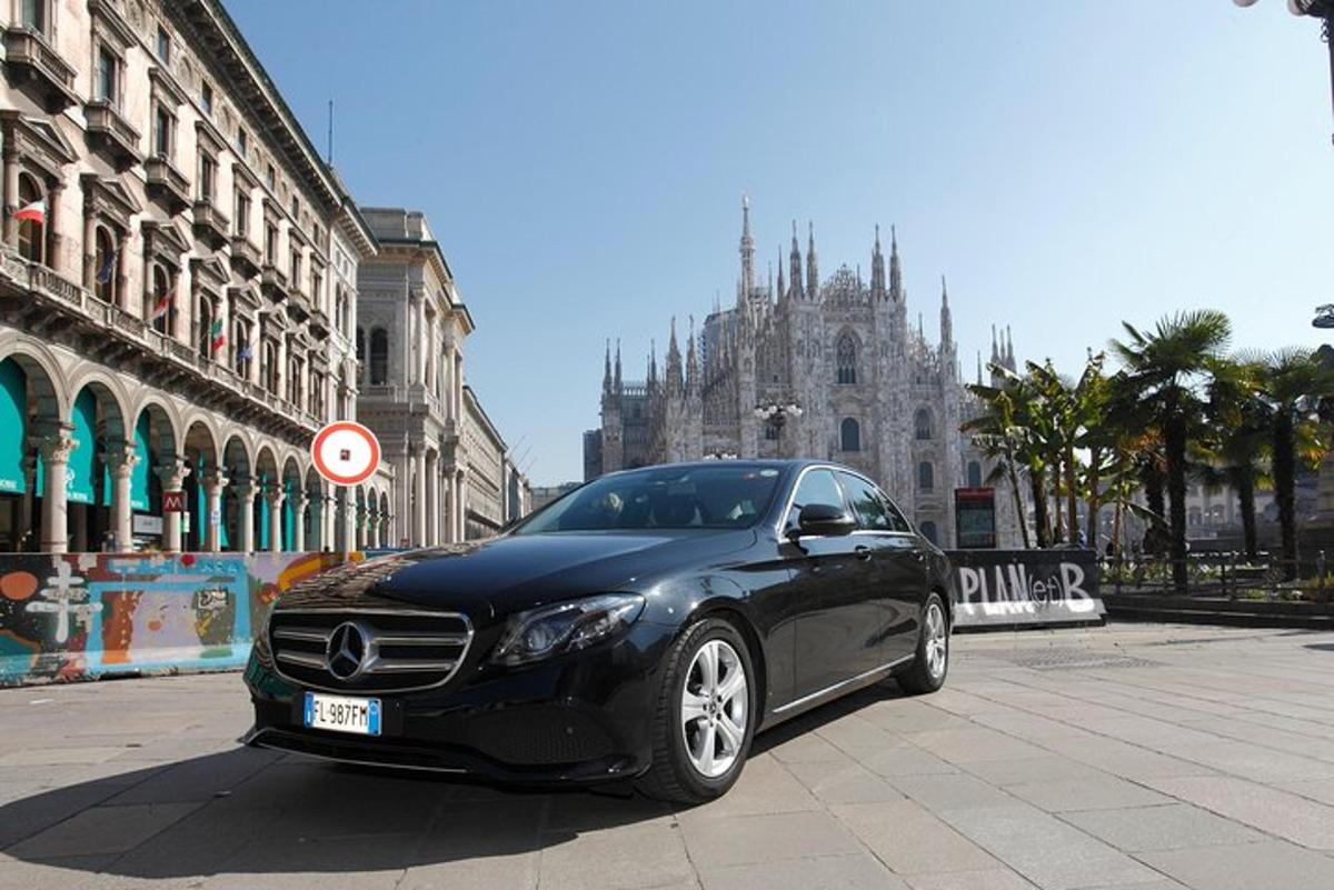 um carro preto estacionado em uma rua da cidade