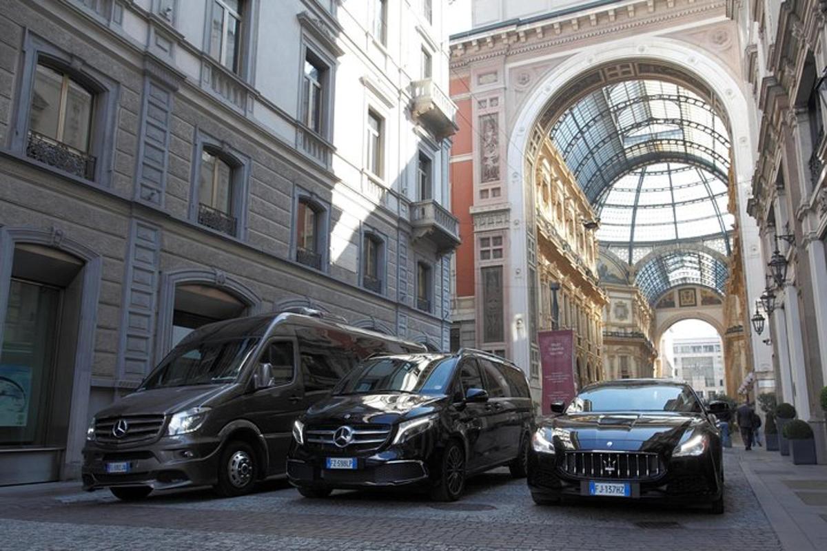 dois carros estacionados em uma rua de uma cidade