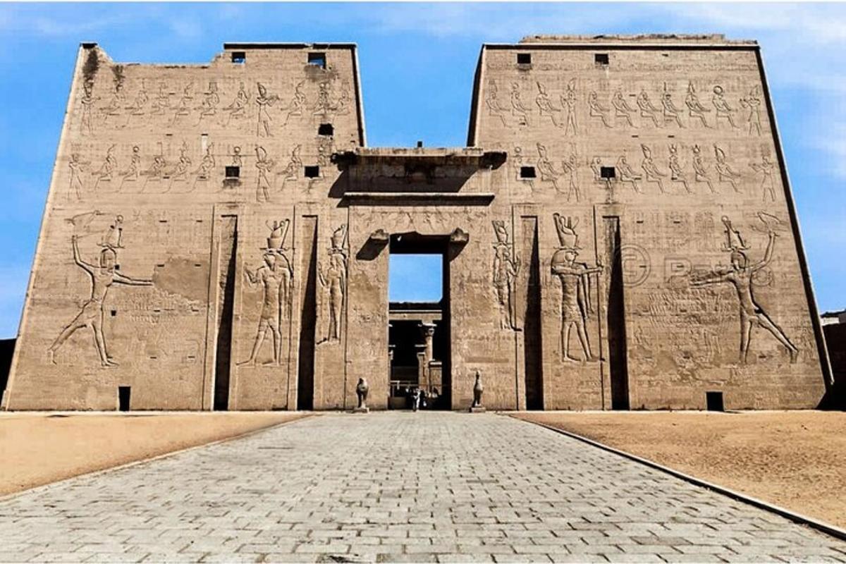 un edifici antic amb relleus als costats