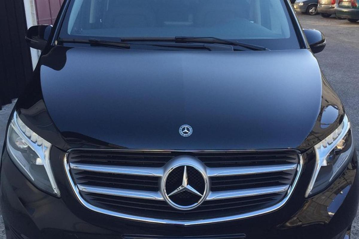 auto Mercedes Benz zaparkované na parkovišti