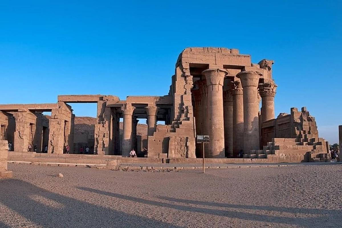 un edifici antic amb columnes al desert