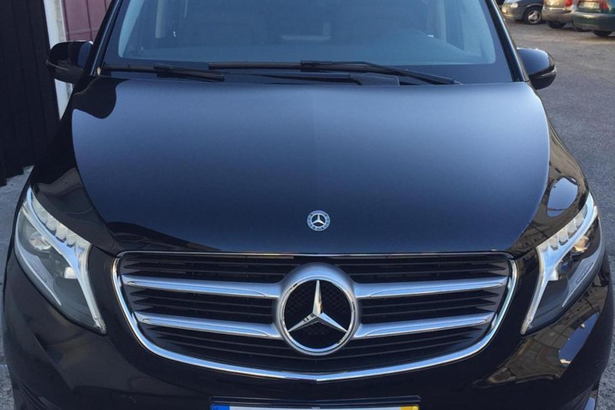 en Mercedes-Benz-bil parkeret på en parkeringsplads