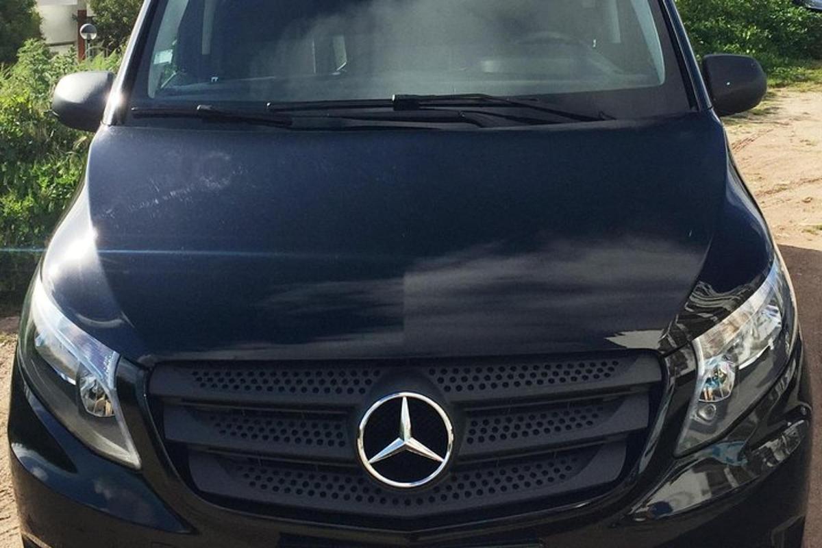 auto Mercedes Benz zaparkované na příjezdové cestě