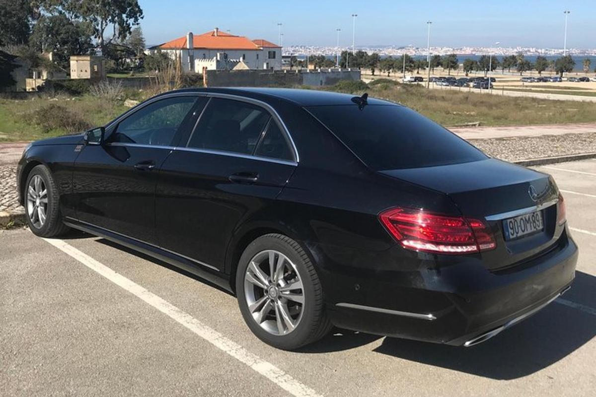 černé auto zaparkované na parkovišti