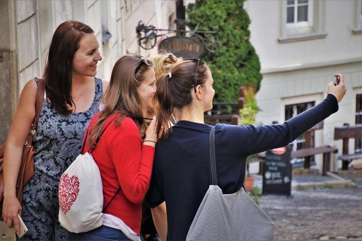 Un grupo de tres mujeres paradas una al lado de la otra