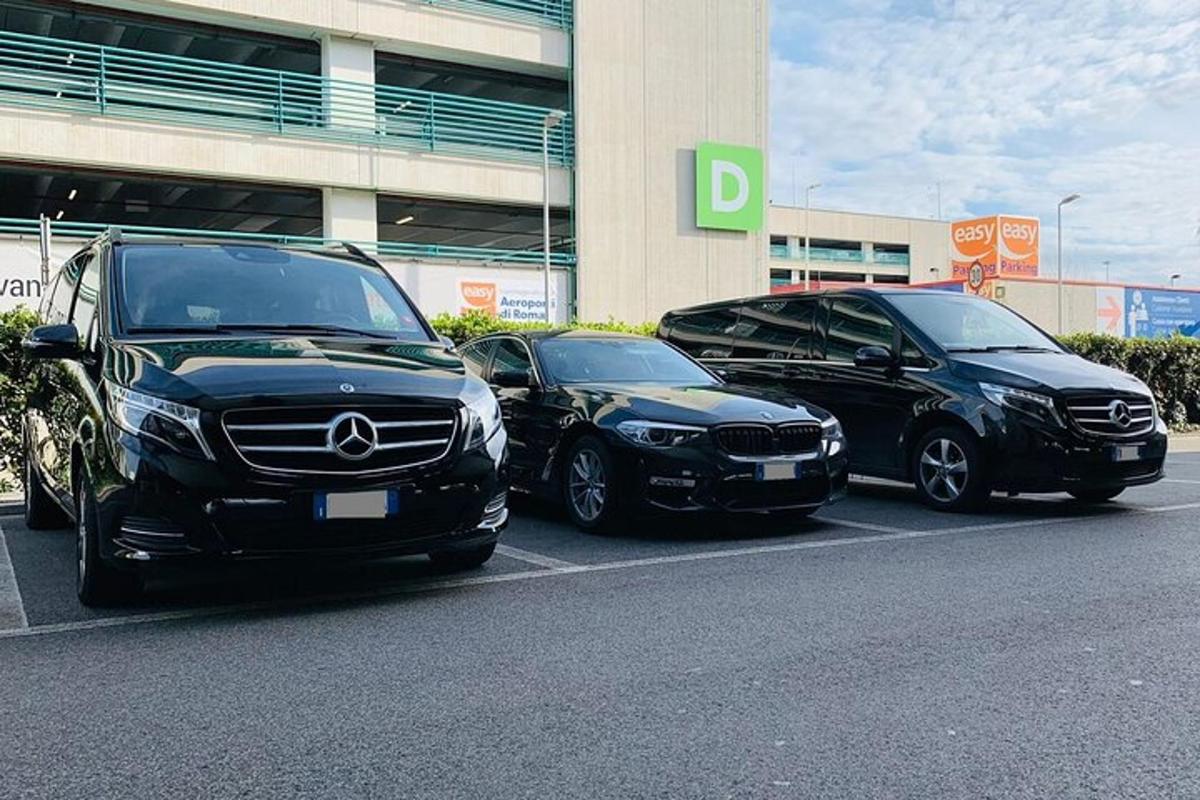 tre auto parcheggiate in un parcheggio di fronte a un edificio