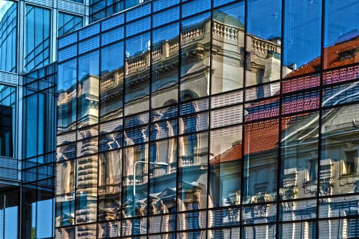 Un reflejo de un edificio en un edificio de cristal.