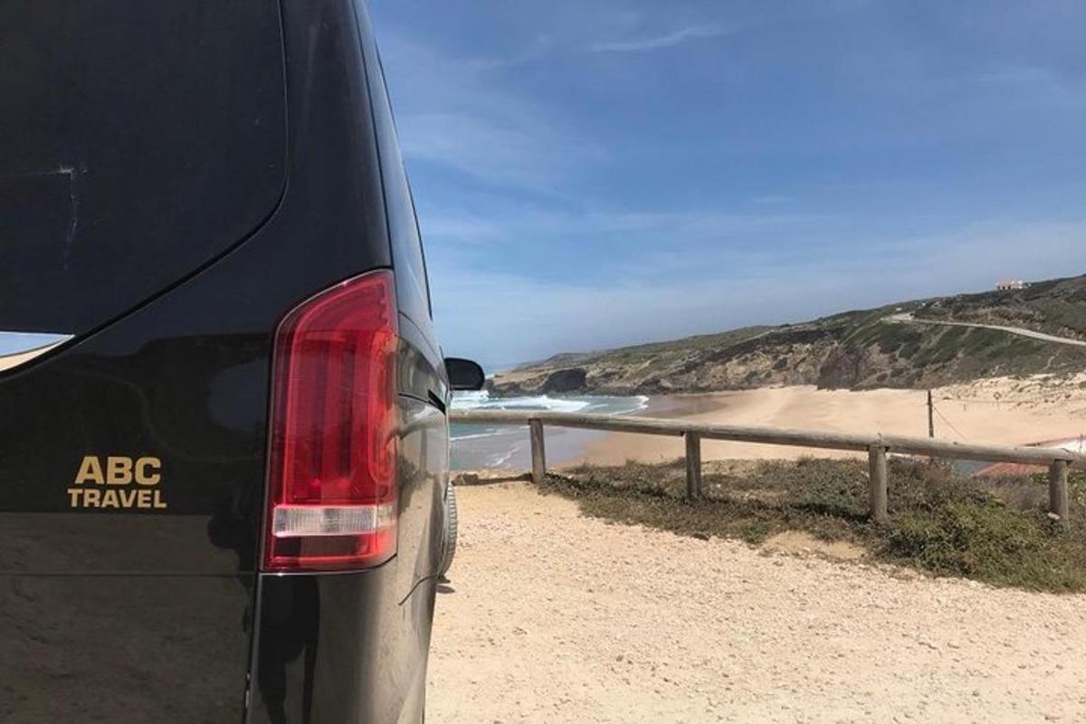 una vista della parte posteriore di un'auto parcheggiata su una spiaggia