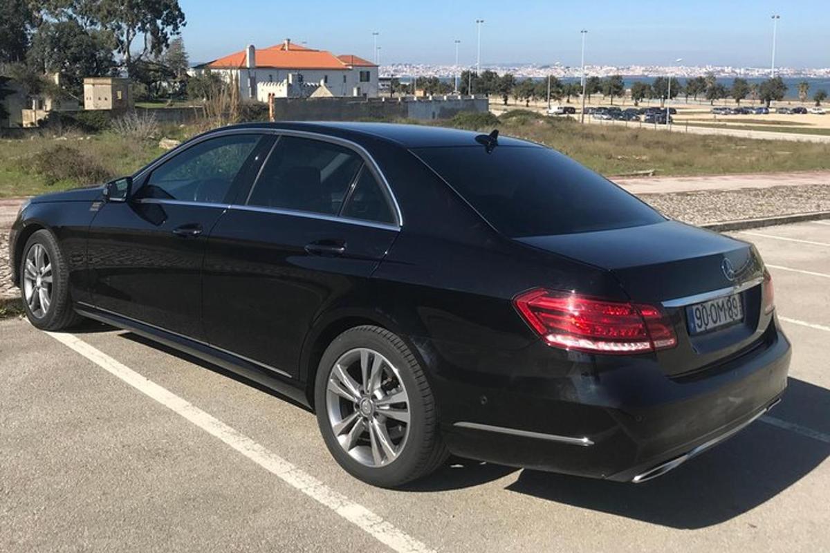 melna automašīna, kas novietota stāvvietā