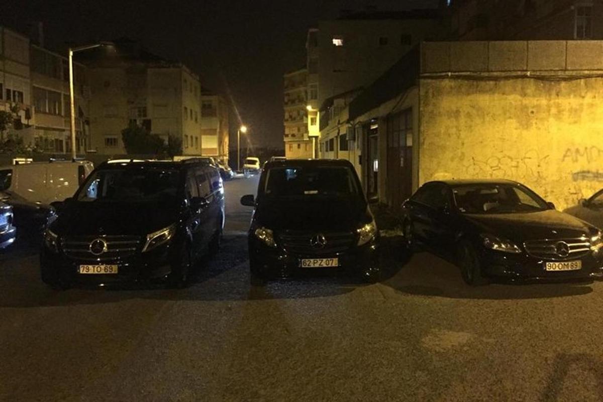due auto parcheggiate in una strada di notte