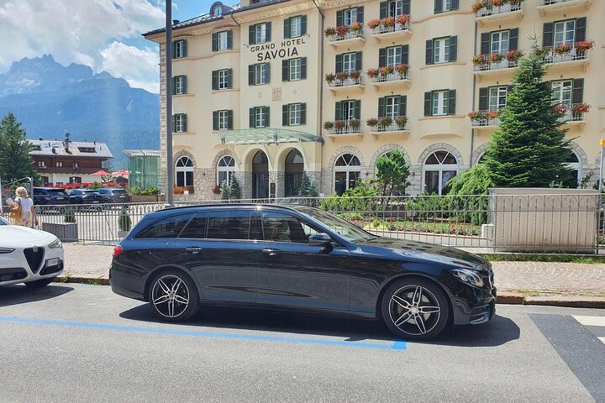 ein schwarzes Auto, das vor einem Gebäude geparkt ist