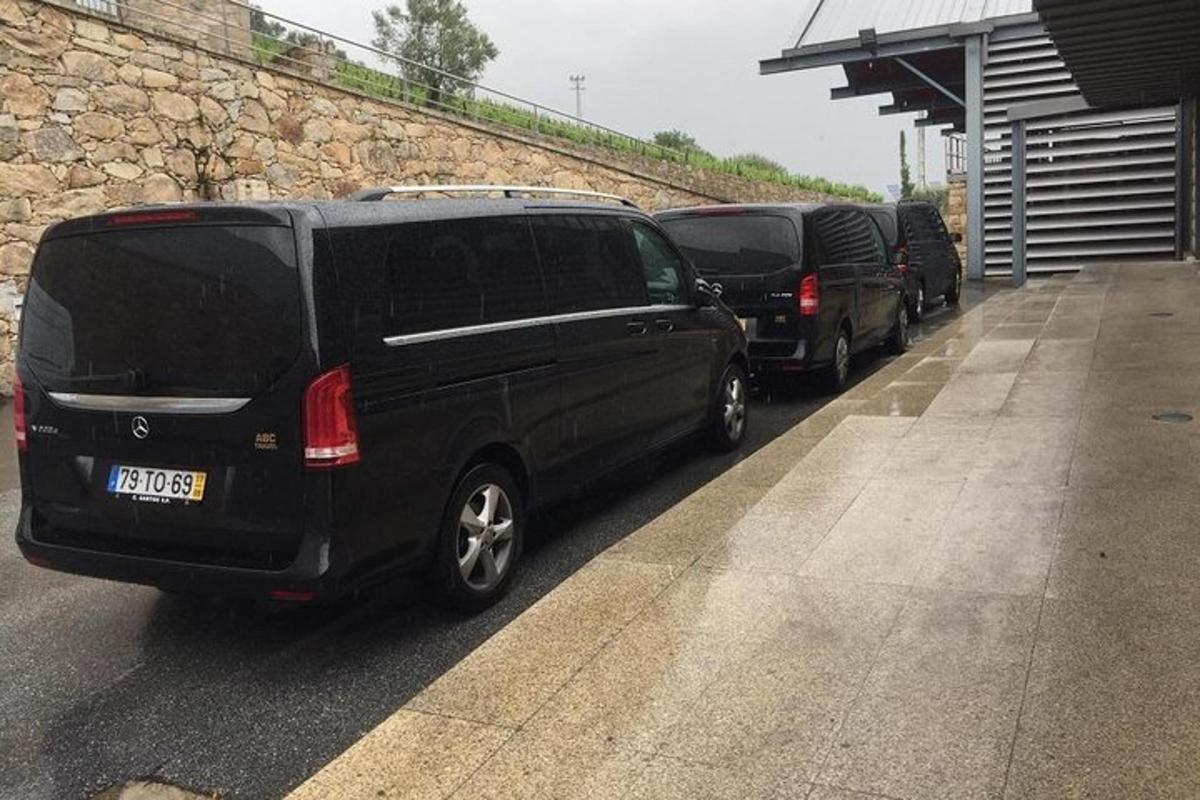 una fila di auto parcheggiate accanto a un edificio