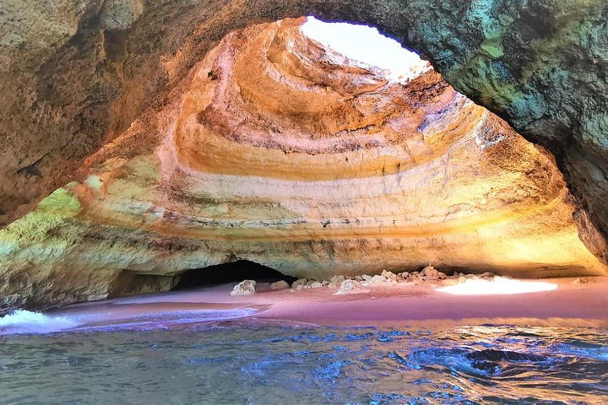 Una vista de una cueva con agua dentro.