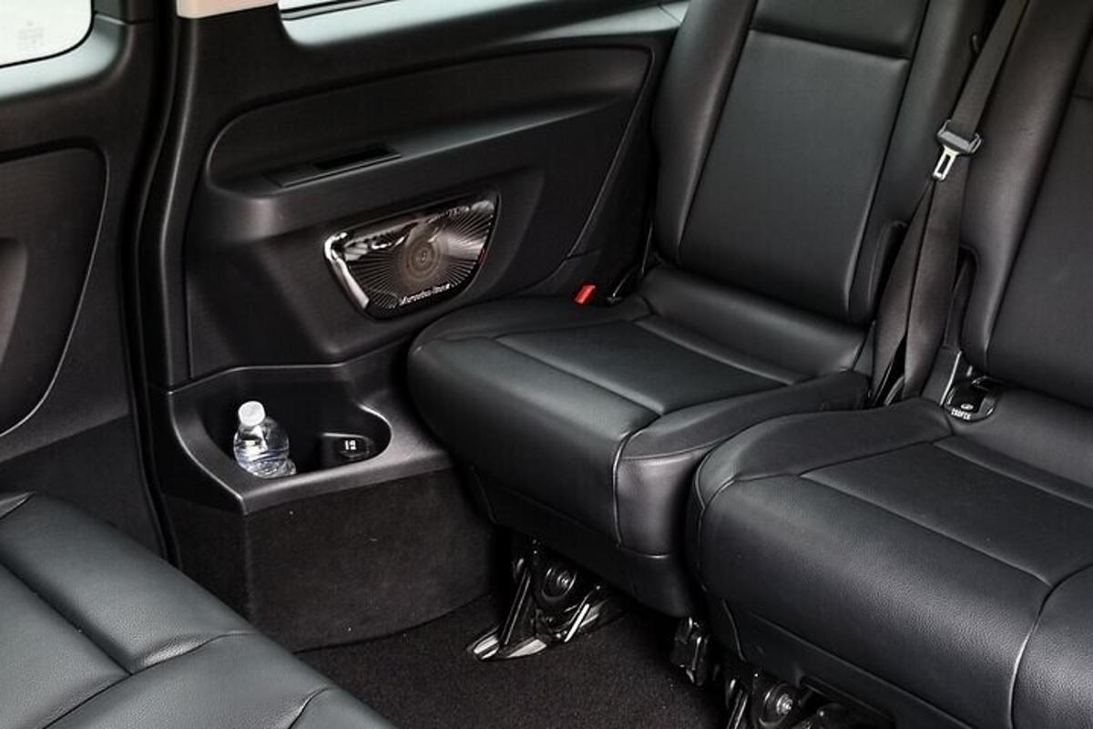 sepasang tempat duduk di belakang kereta