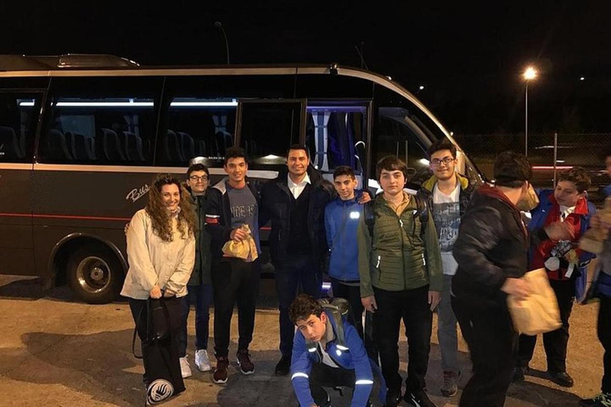 skupina lidí stojících před autobusem
