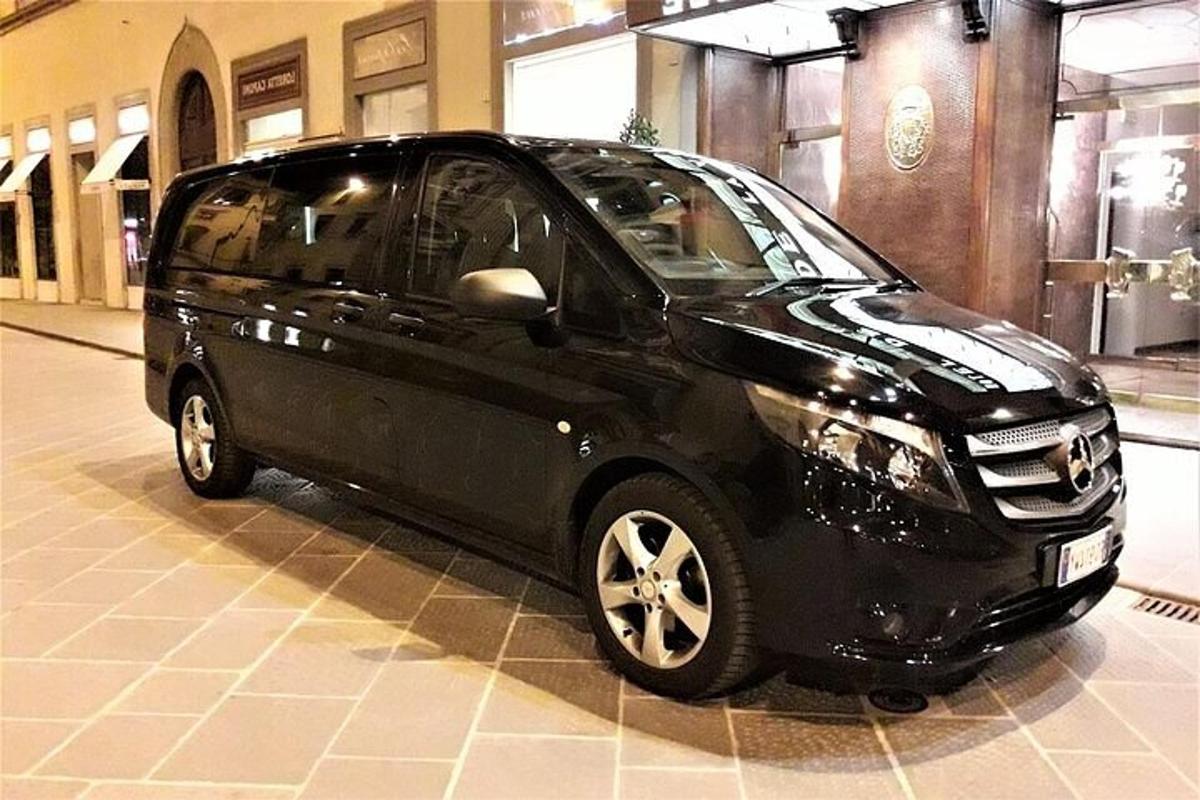 sebuah kereta hitam diletakkan di sebuah bangunan