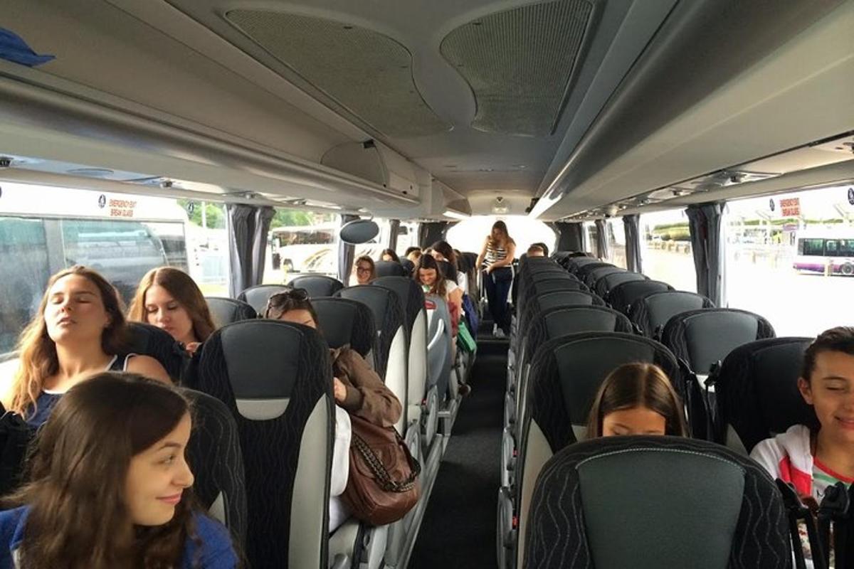 skupina lidí sedících v autobuse