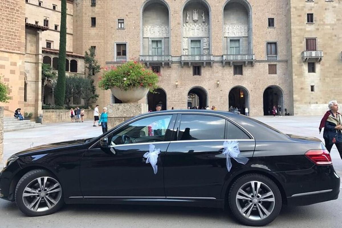 must auto pargitud hoone ette